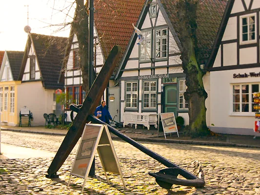 Heimatmuseum Warnemünde mit großem Anker vor dem Fachwerkhaus