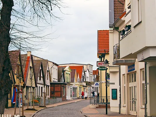Alexandrinenstraße in Warnemünde mit Giebelhäusern und dem Hotelschild Zum Kater