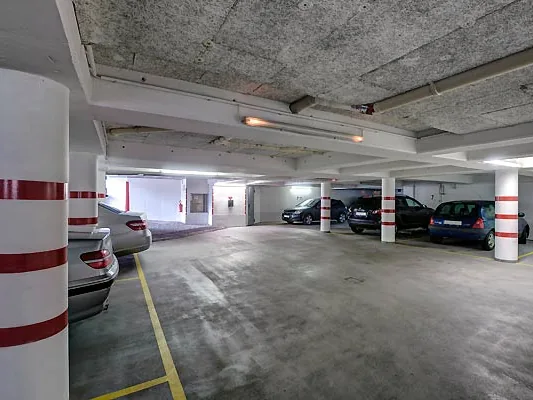 Hauseigene Tiefgarage des Hotels mit markierten Stellplätzen