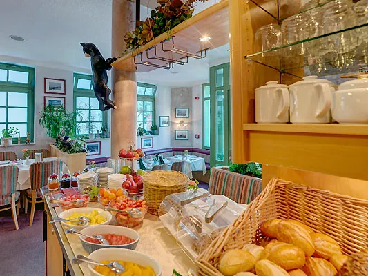 Frühstücksbuffet mit frischem Obst, Brötchen und Kaffeekannen