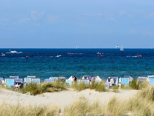 Strandkörbe in den Dünen am Warnemünder Strand mit Blick auf die Ostsee