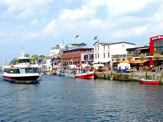 Fahrgastschiff und Kutter am Alten Strom in Warnemünde