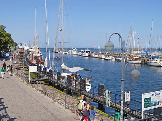 Promenade am Alten Strom mit Segelbooten und Ausflugsschiffen